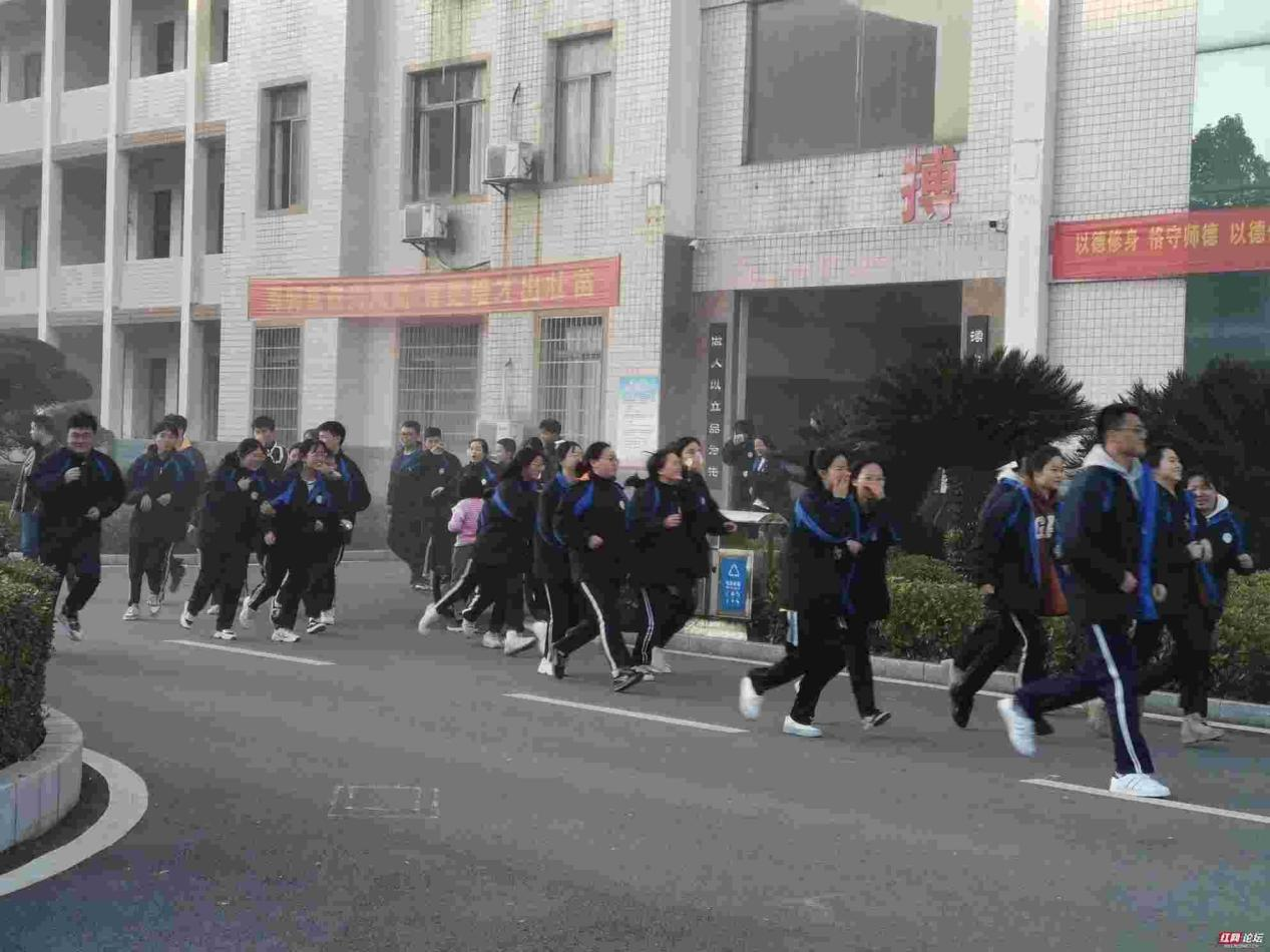 益阳市第六中学：2426名师生消防安全应急疏散演练用时2分36秒(图2)